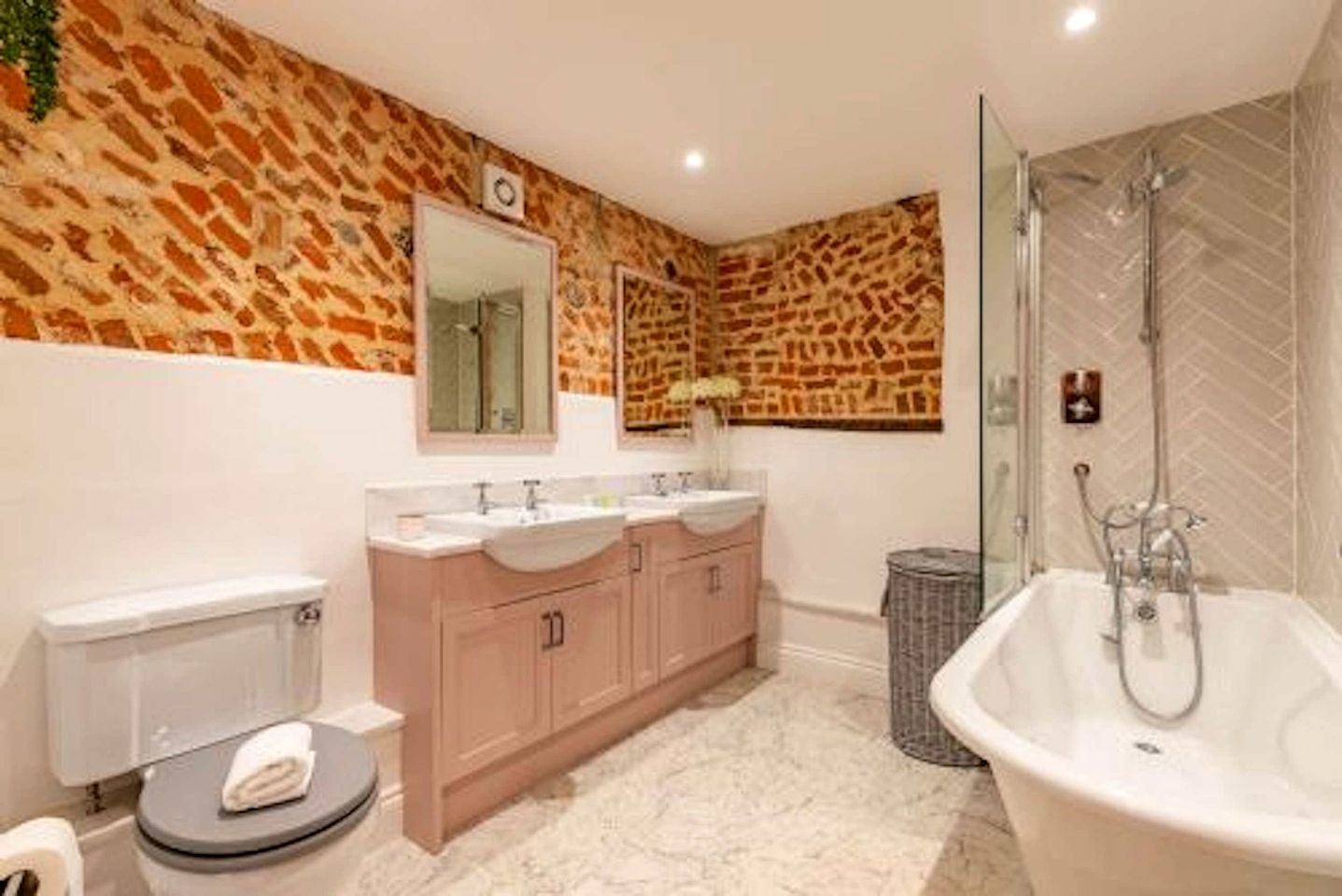 Charming Barn Retreat with Hot Tub and Courtyard near Cromer in Roughton, Norfolk
