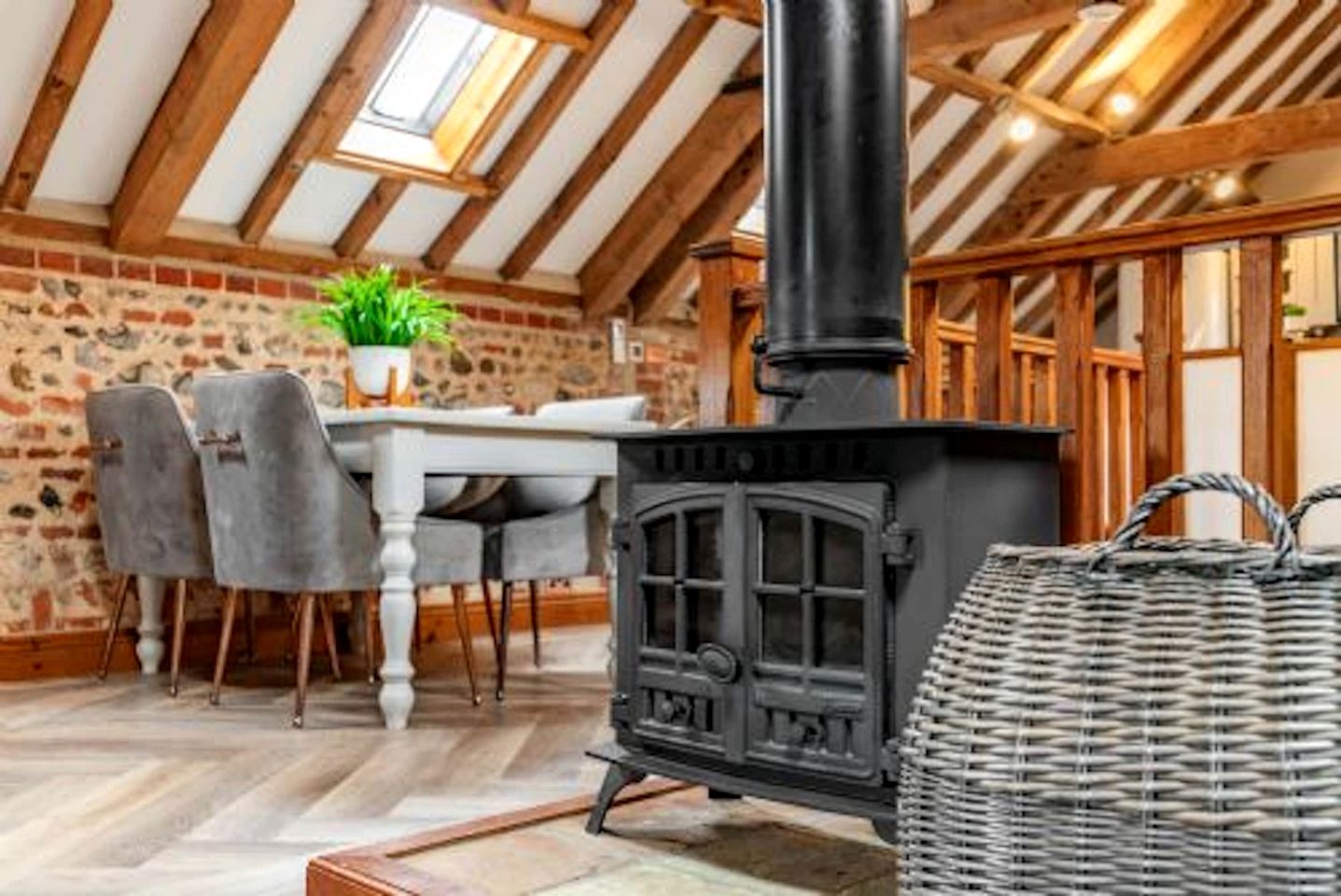 Charming Barn Retreat with Hot Tub and Courtyard near Cromer in Roughton, Norfolk