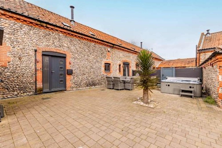 Barns (United Kingdom, Banningham, England)