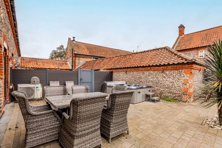 Barns (United Kingdom, Banningham, England)