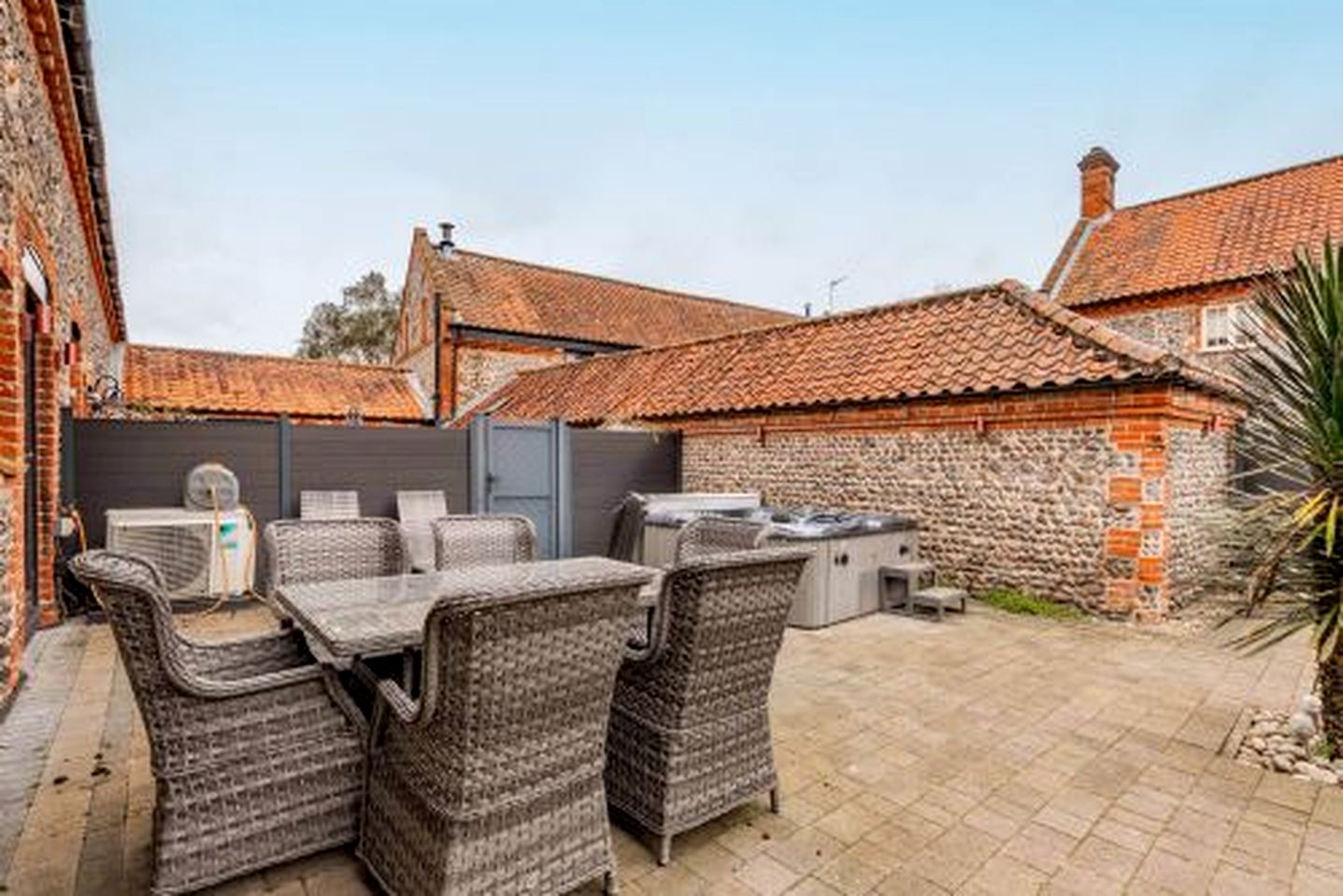 Charming Barn Retreat with Hot Tub and Courtyard near Cromer in Roughton, Norfolk