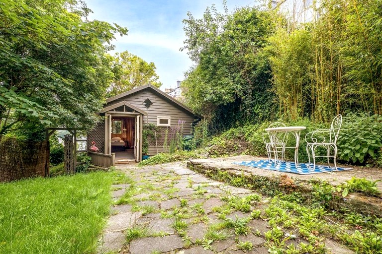 Cosy Eco Cabin with Private Garden Oasis near Brighton City Centre, East Sussex