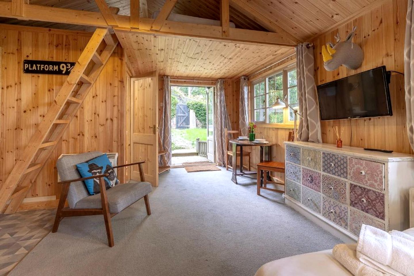 Cosy Eco Cabin with Private Garden Oasis near Brighton City Centre, East Sussex