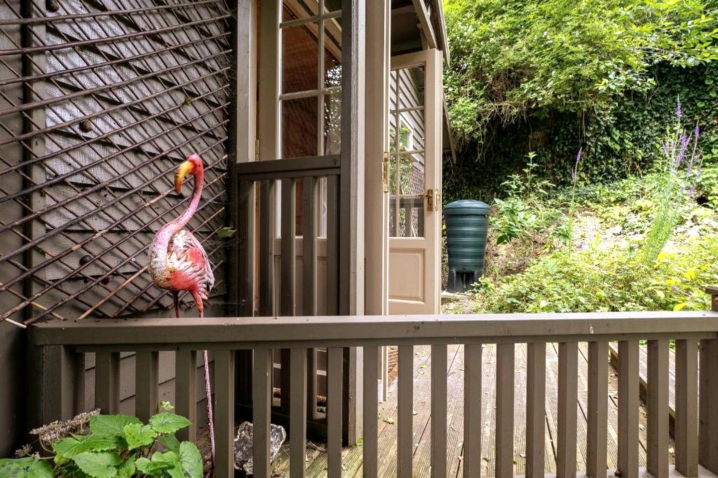 Cosy Eco Cabin with Private Garden Oasis near Brighton City Centre, East Sussex