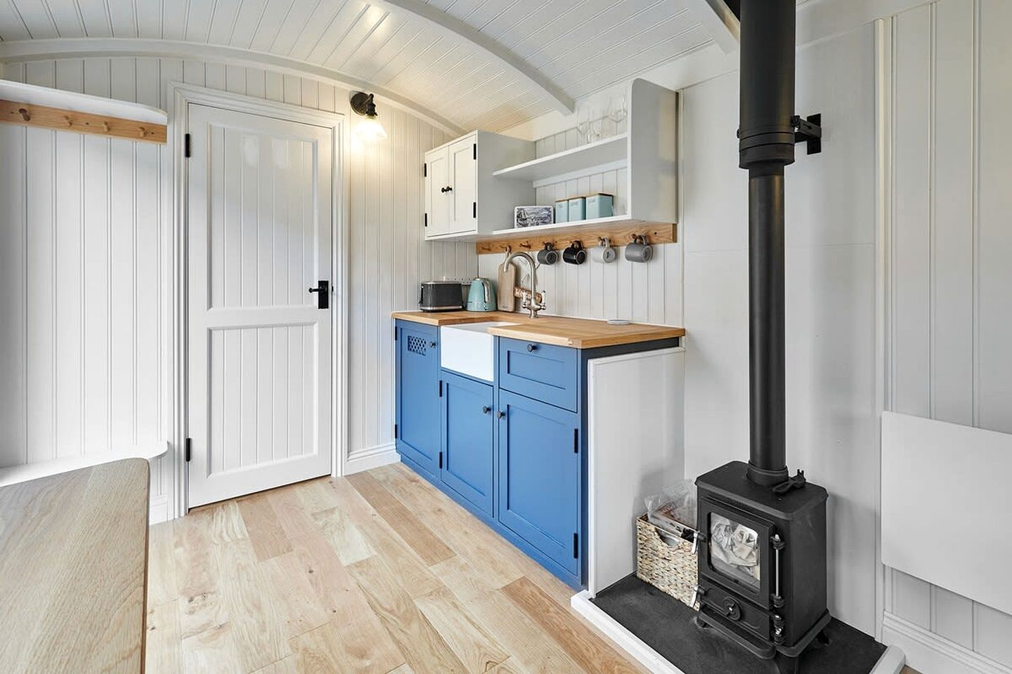 Quirky Comfortable Shepherd's Hut Along the Cleveland Way National Trail in Saltburn-by-the-Sea, England