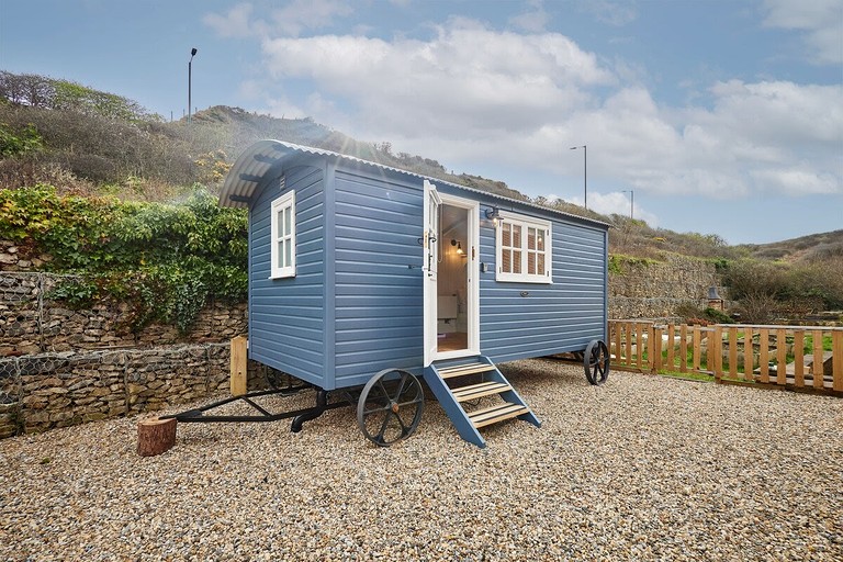 Quirky Comfortable Shepherd's Hut Along the Cleveland Way National Trail in Saltburn-by-the-Sea, England