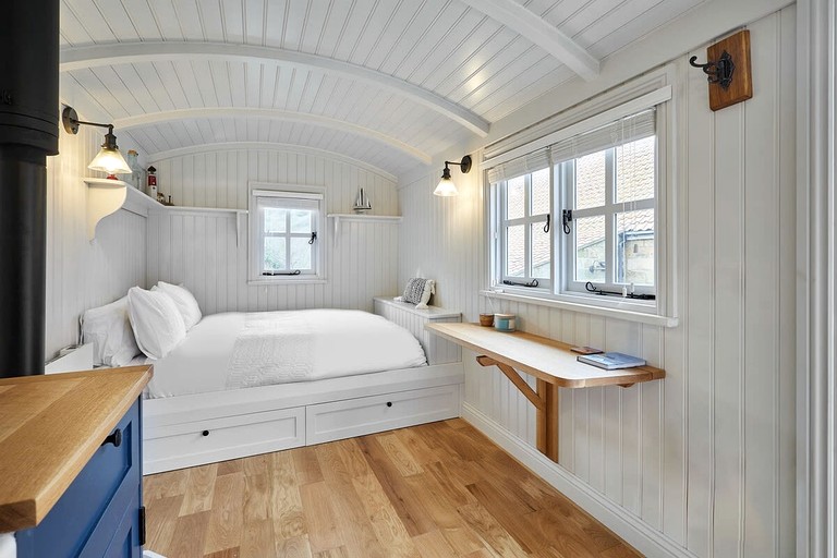 Huts (United Kingdom, --, England)