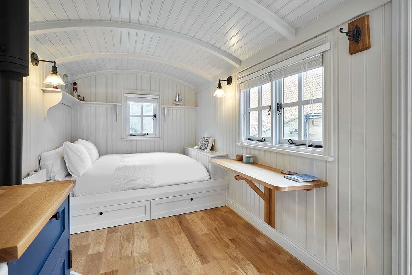Quirky Comfortable Shepherd's Hut Along the Cleveland Way National Trail in Saltburn-by-the-Sea, England