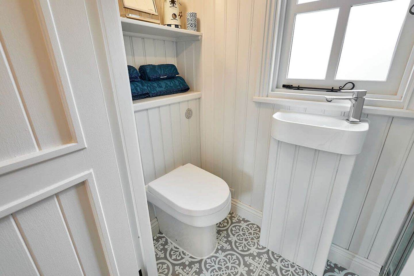 Quirky Comfortable Shepherd's Hut Along the Cleveland Way National Trail in Saltburn-by-the-Sea, England