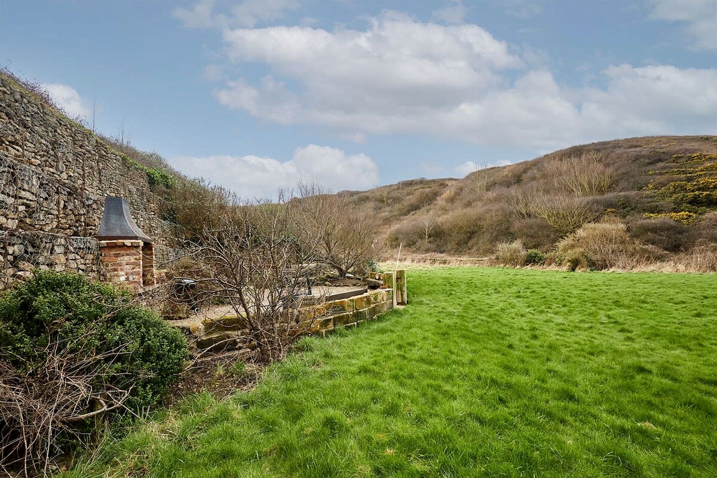 Quirky Comfortable Shepherd's Hut Along the Cleveland Way National Trail in Saltburn-by-the-Sea, England