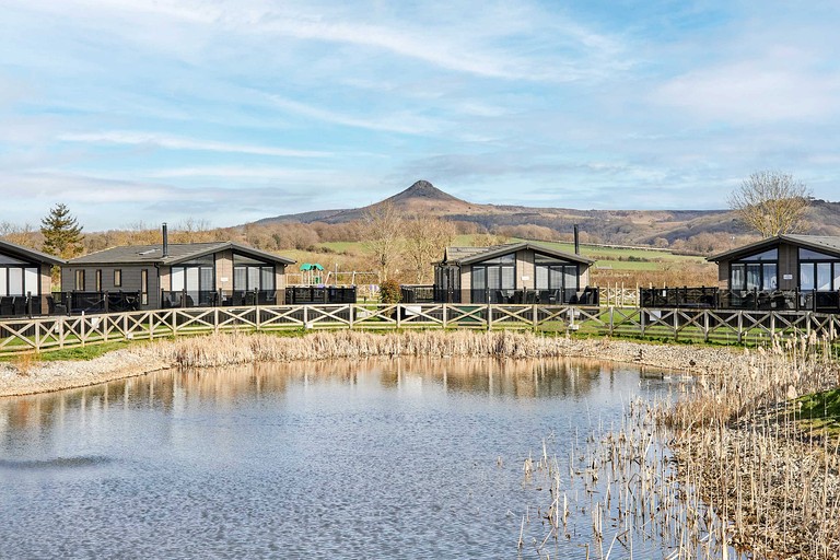 Scenic Lodge Retreat with Hot Tub & Lake Views near Roseberry Topping, Great Ayton, North Yorkshire