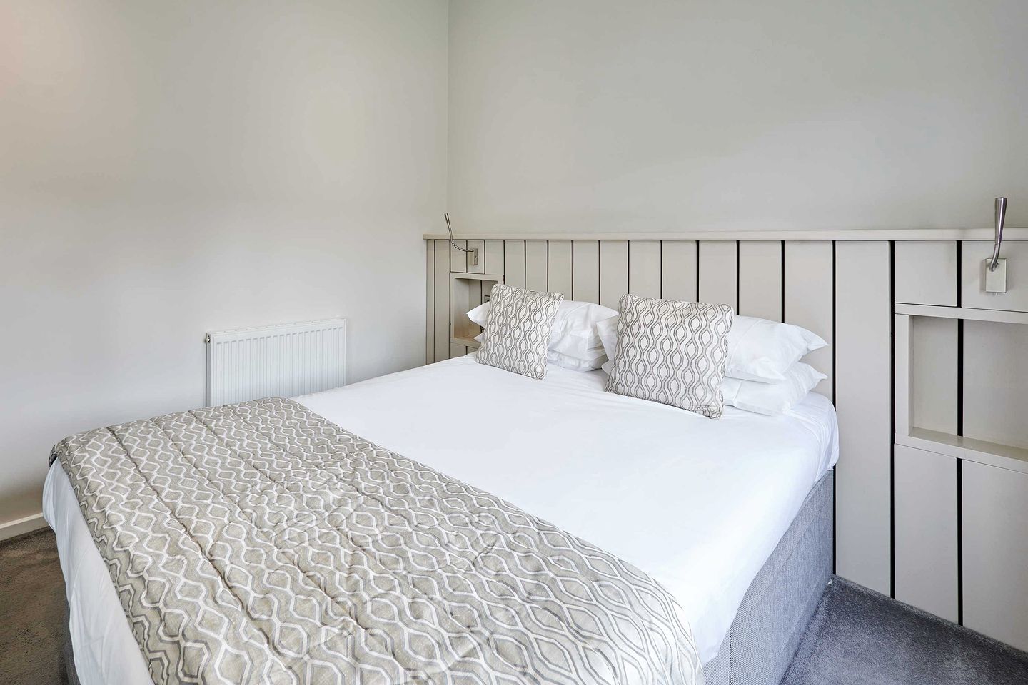 Scenic Lodge Retreat with Hot Tub & Lake Views near Roseberry Topping, Great Ayton, North Yorkshire