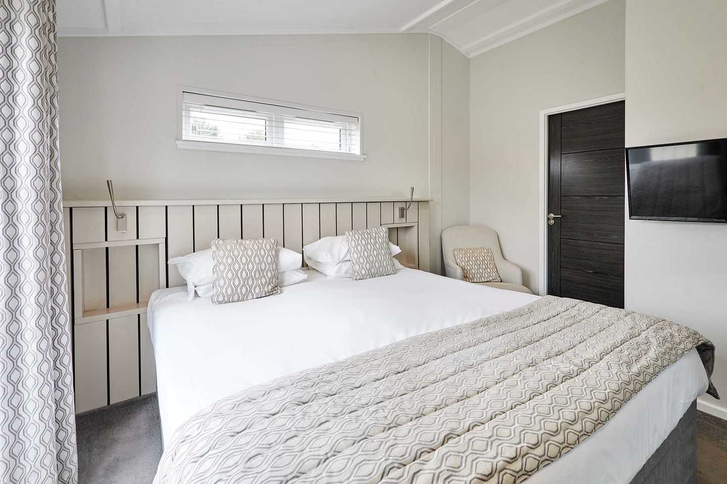 Scenic Lodge Retreat with Hot Tub & Lake Views near Roseberry Topping, Great Ayton, North Yorkshire