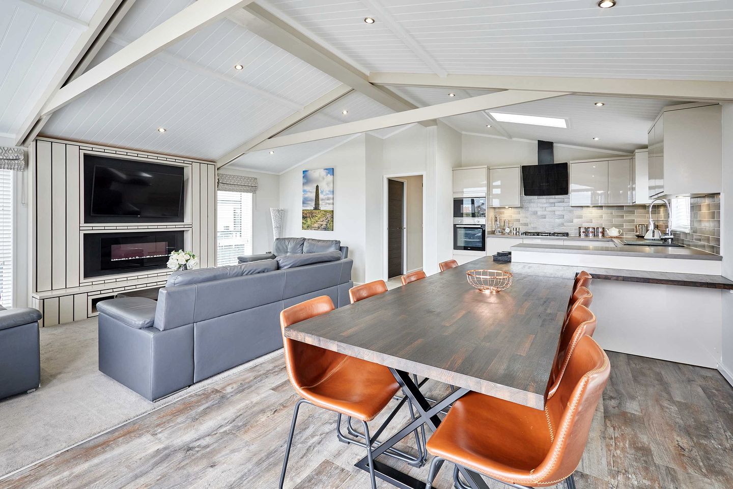 Scenic Lodge Retreat with Hot Tub & Lake Views near Roseberry Topping, Great Ayton, North Yorkshire