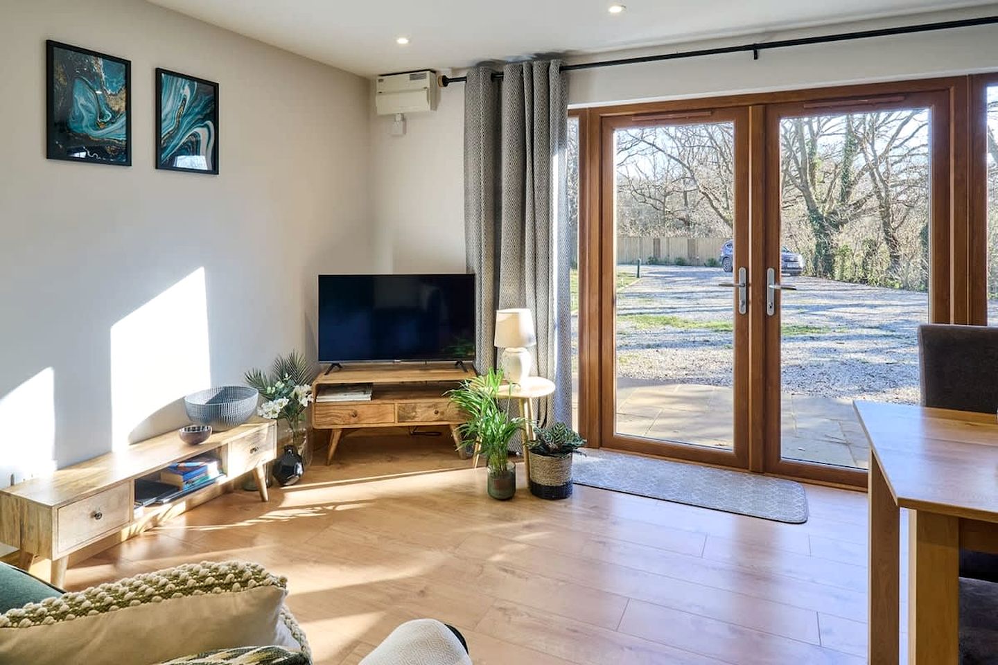 Charming Barn with Private Patio and Tennis Court near Ashford, Bonnington, Kent