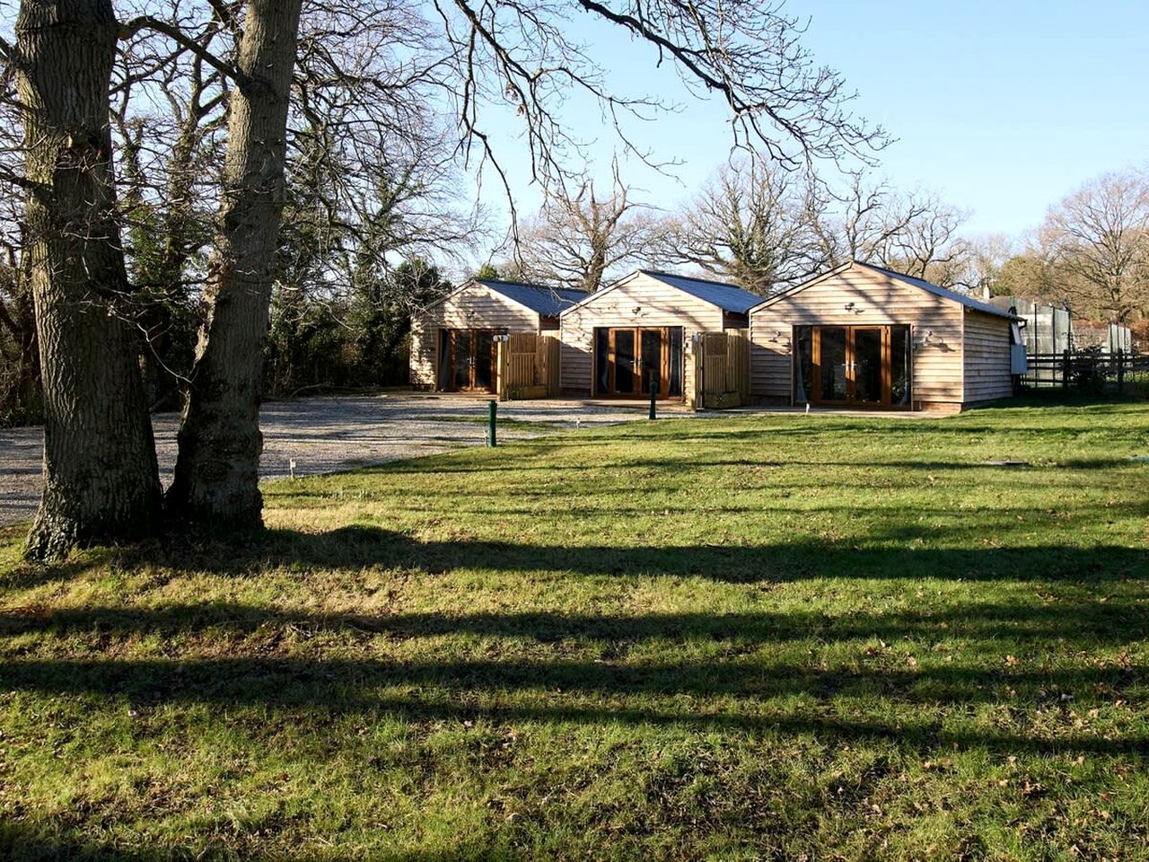 Charming Barn with Private Patio and Tennis Court near Ashford, Bonnington, Kent