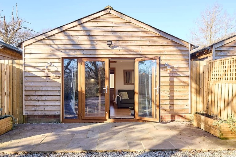 Charming Barn with Private Patio and Tennis Court near Ashford, Bonnington, Kent