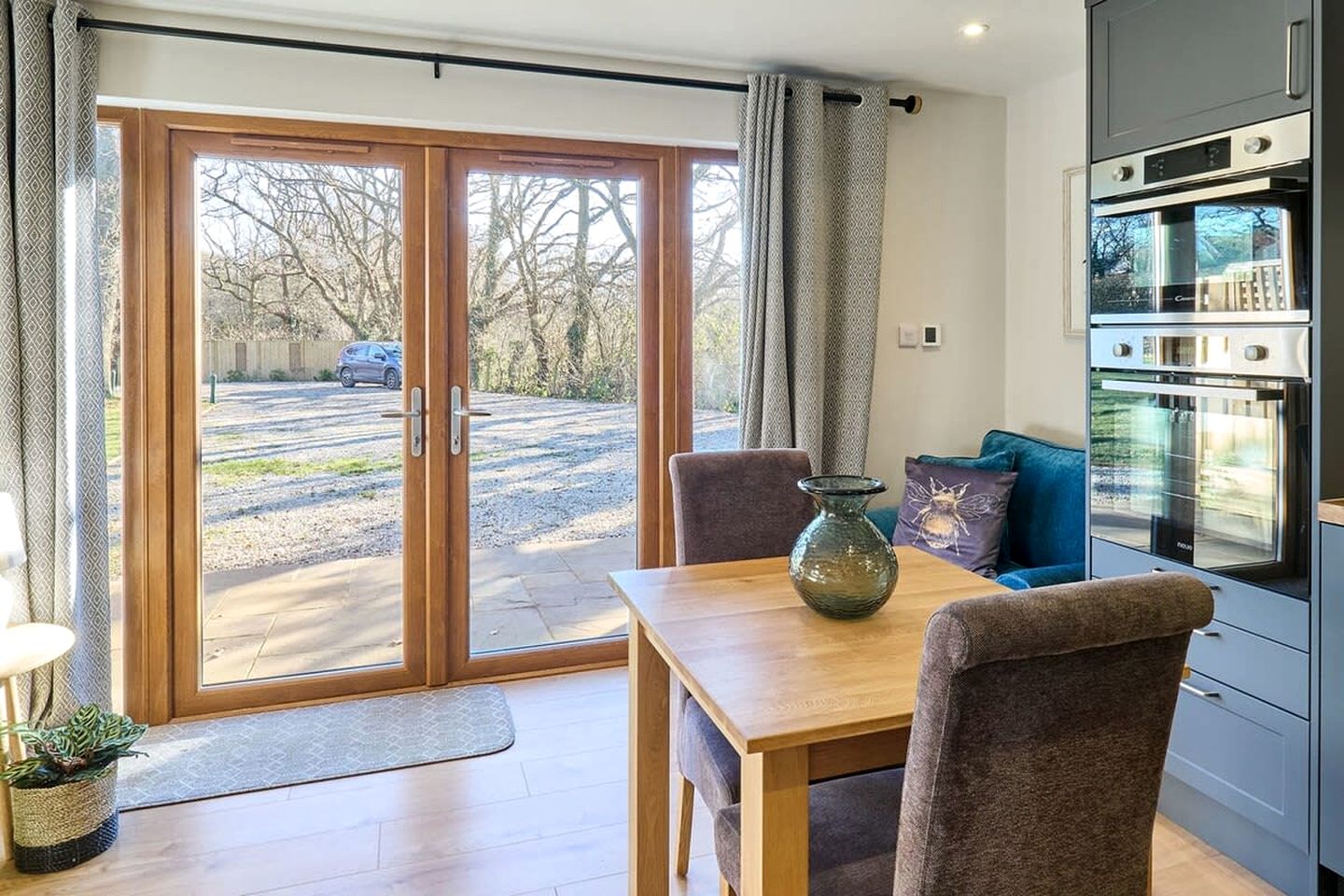Charming Barn with Private Patio and Tennis Court near Ashford, Bonnington, Kent