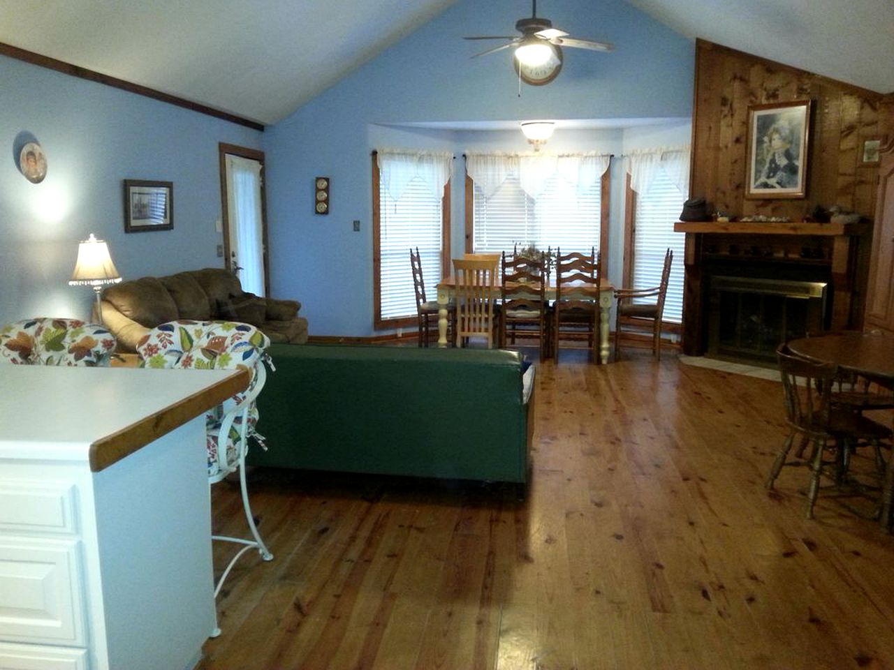 Cabin for Groups with Patio in Mt Ida, Arkansas