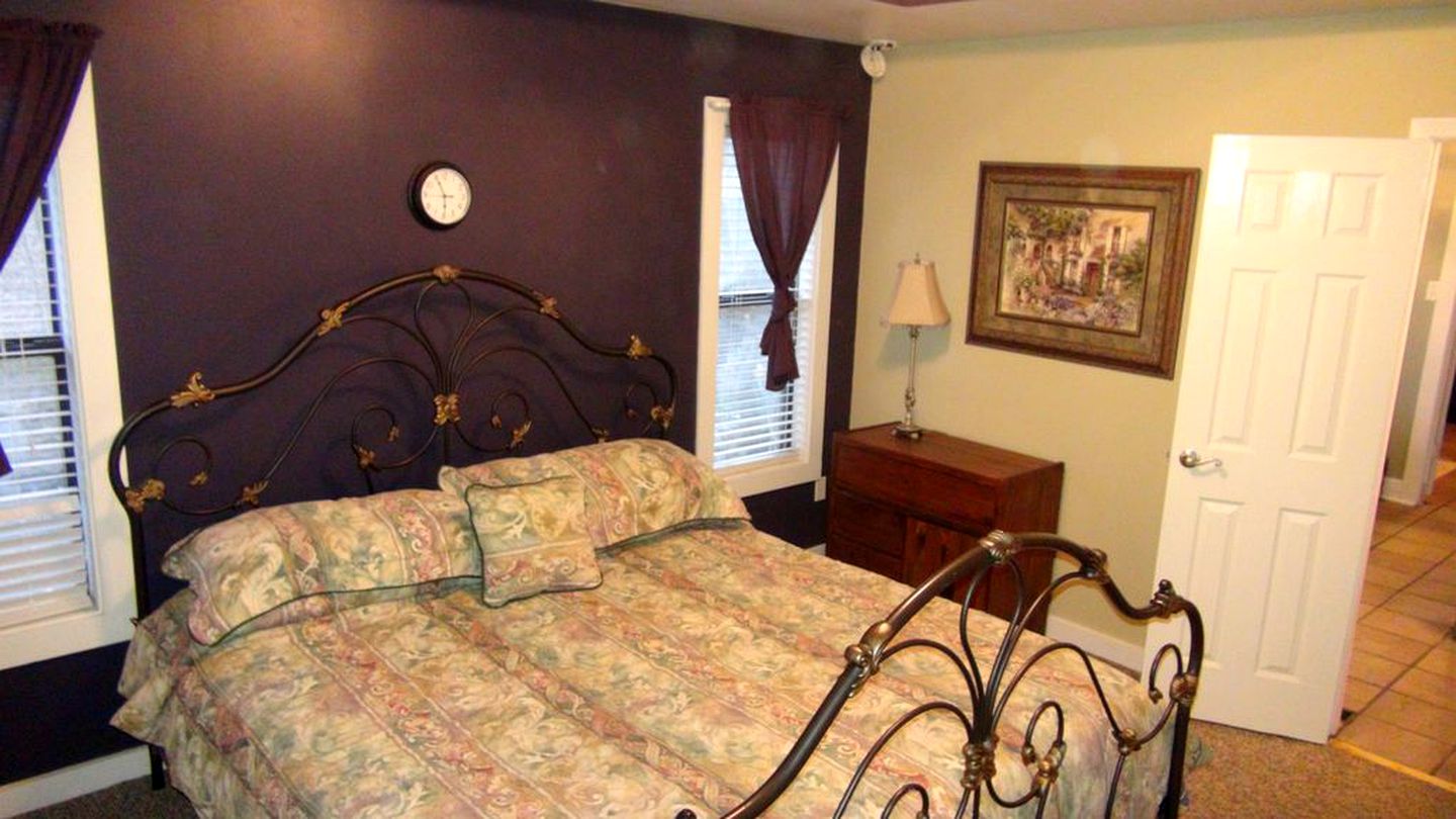 Cabin for Groups with Patio in Mt Ida, Arkansas