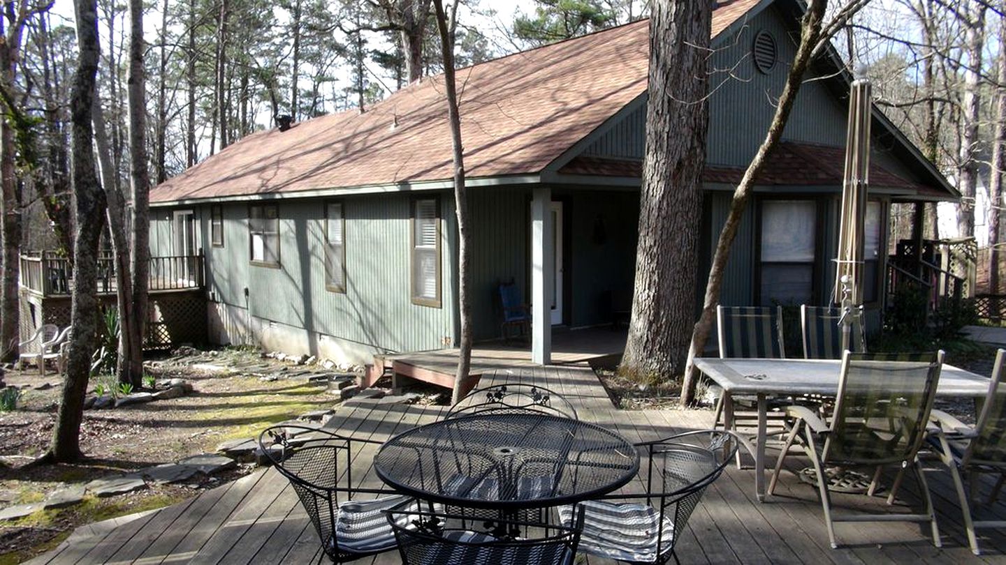 Cabin for Groups with Patio in Mt Ida, Arkansas
