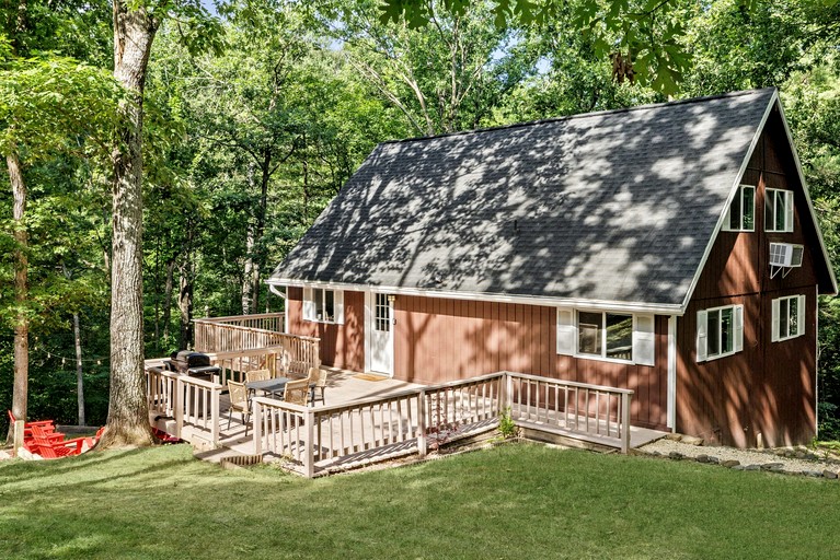 Fantastic Cabin with Barbecue and Hot-tub in Gerrardstown, West Virginia
