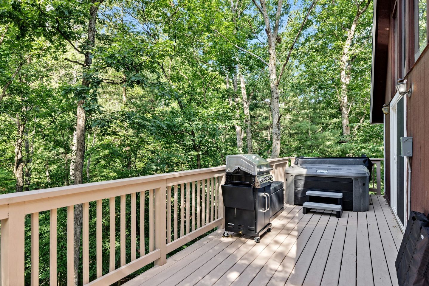 Fantastic Cabin with Barbecue and Hot-tub in Gerrardstown, West Virginia