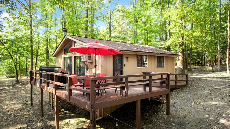 Incredible Cabin with Hot-tub and Barbecue in Hedgesville, West Virginia
