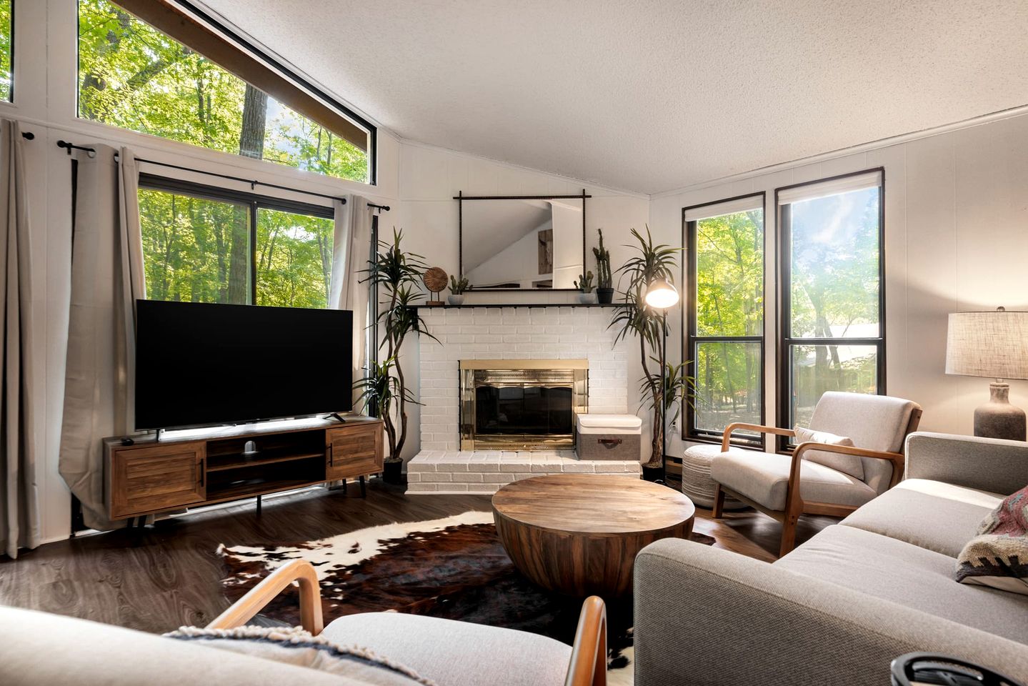 Incredible Cabin with Hot-tub and Barbecue in Hedgesville, West Virginia