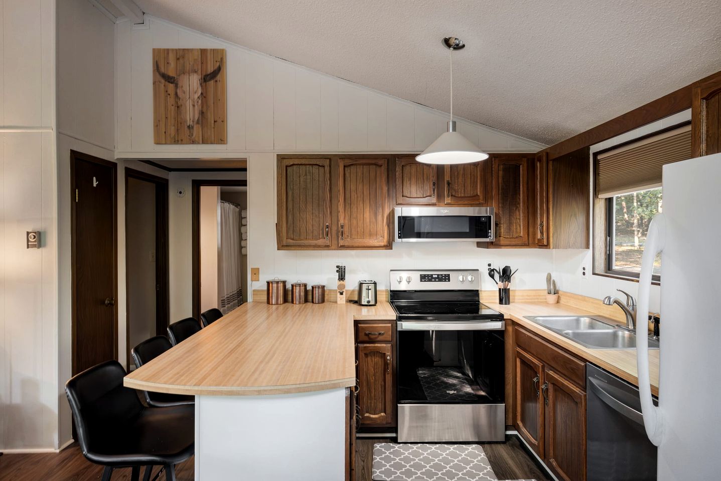 Incredible Cabin with Hot-tub and Barbecue in Hedgesville, West Virginia