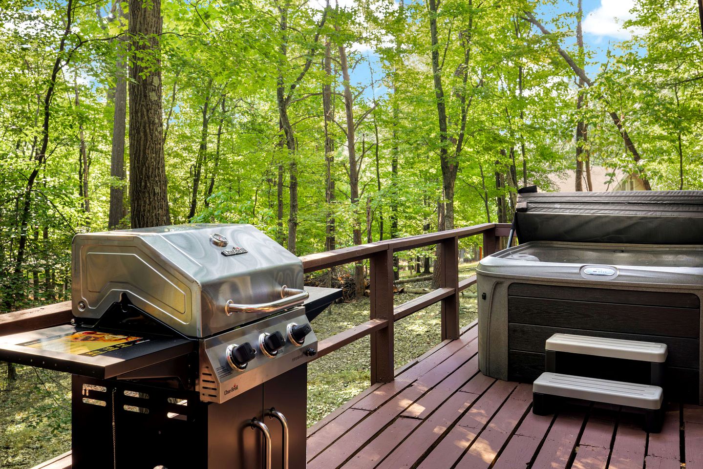 Incredible Cabin with Hot-tub and Barbecue in Hedgesville, West Virginia