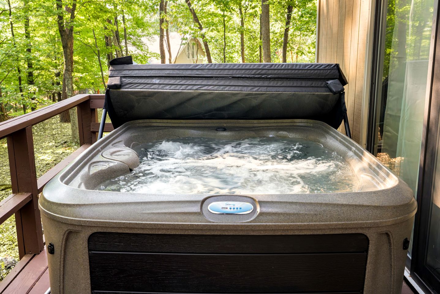 Incredible Cabin with Hot-tub and Barbecue in Hedgesville, West Virginia