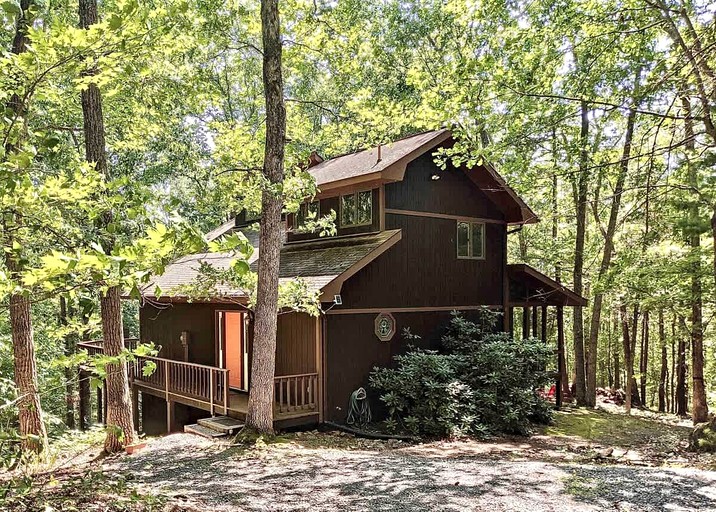 Peaceful Rustic Hideaway with Hot Tub, Fire Pit & Scenic Views in Berkeley Springs, West Virginia