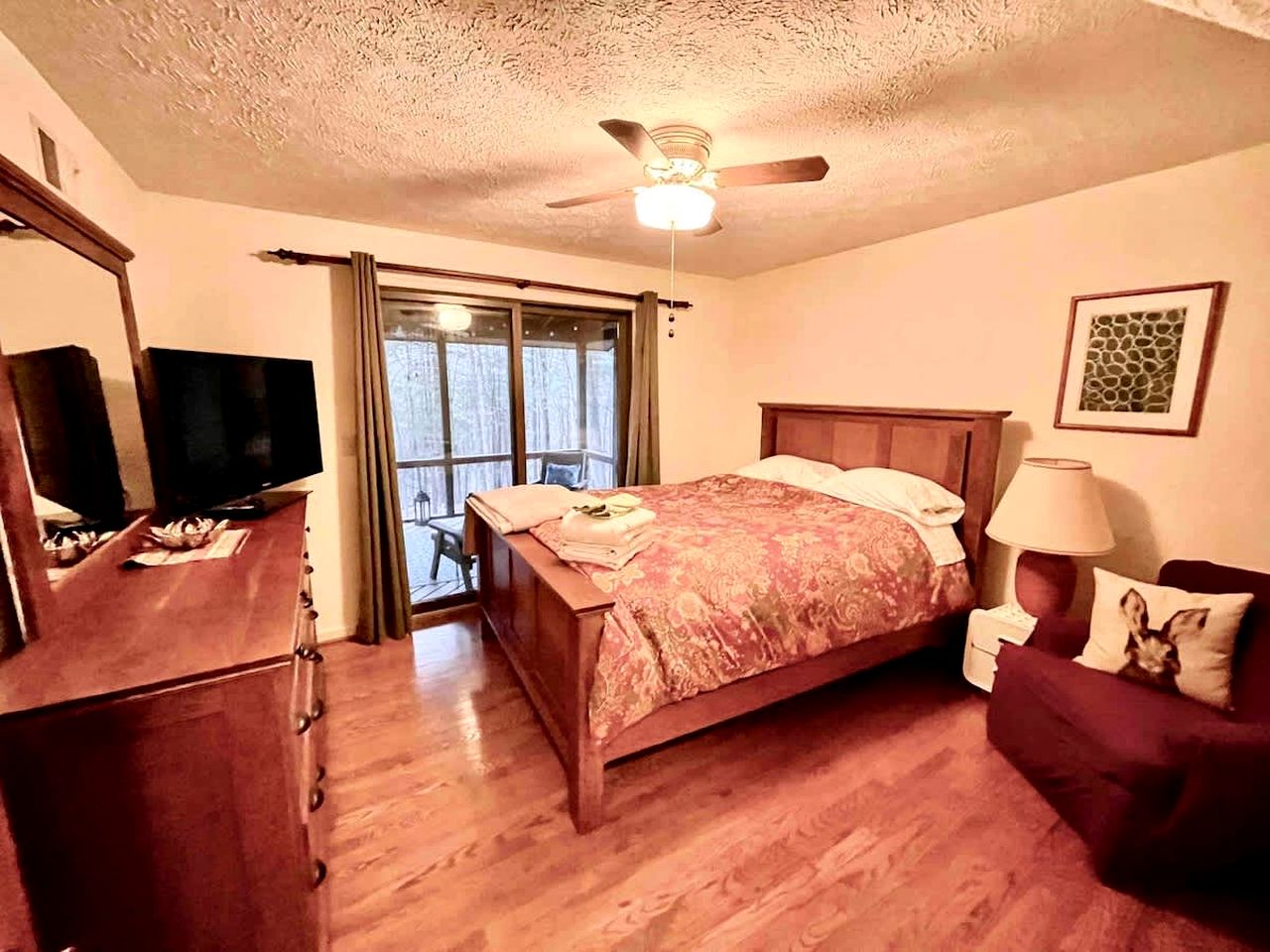 Peaceful Rustic Hideaway with Hot Tub, Fire Pit & Scenic Views in Berkeley Springs, West Virginia