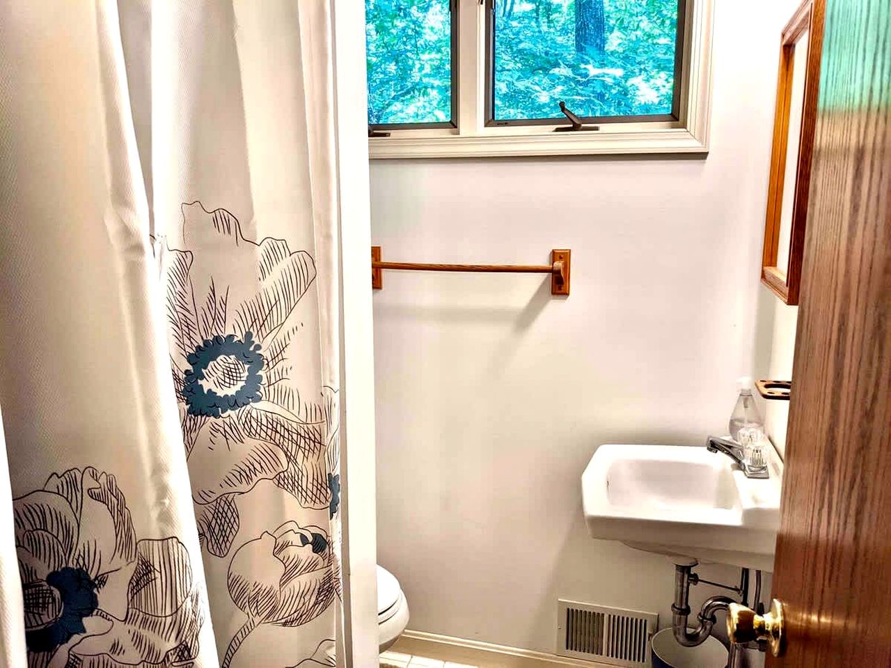 Peaceful Rustic Hideaway with Hot Tub, Fire Pit & Scenic Views in Berkeley Springs, West Virginia