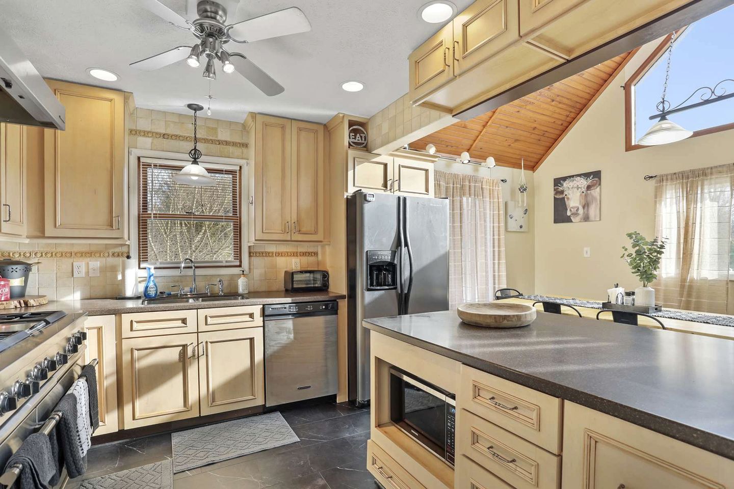 Family Sized Cabin with Hot Tub and Fire Pit near Cacapon Resort State Park, West Virginia