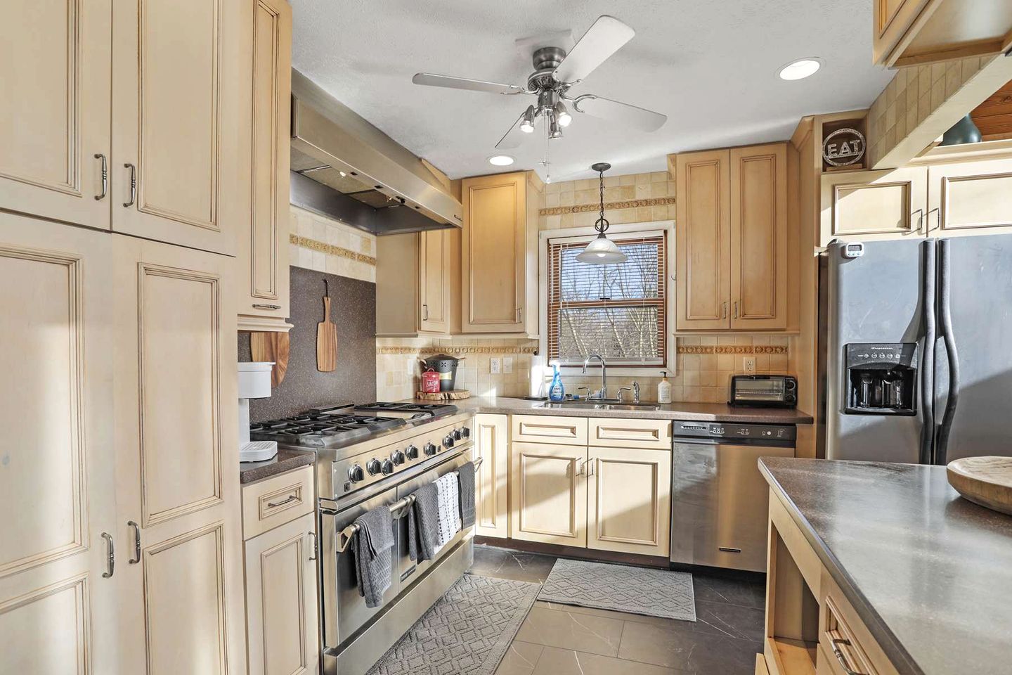 Family Sized Cabin with Hot Tub and Fire Pit near Cacapon Resort State Park, West Virginia