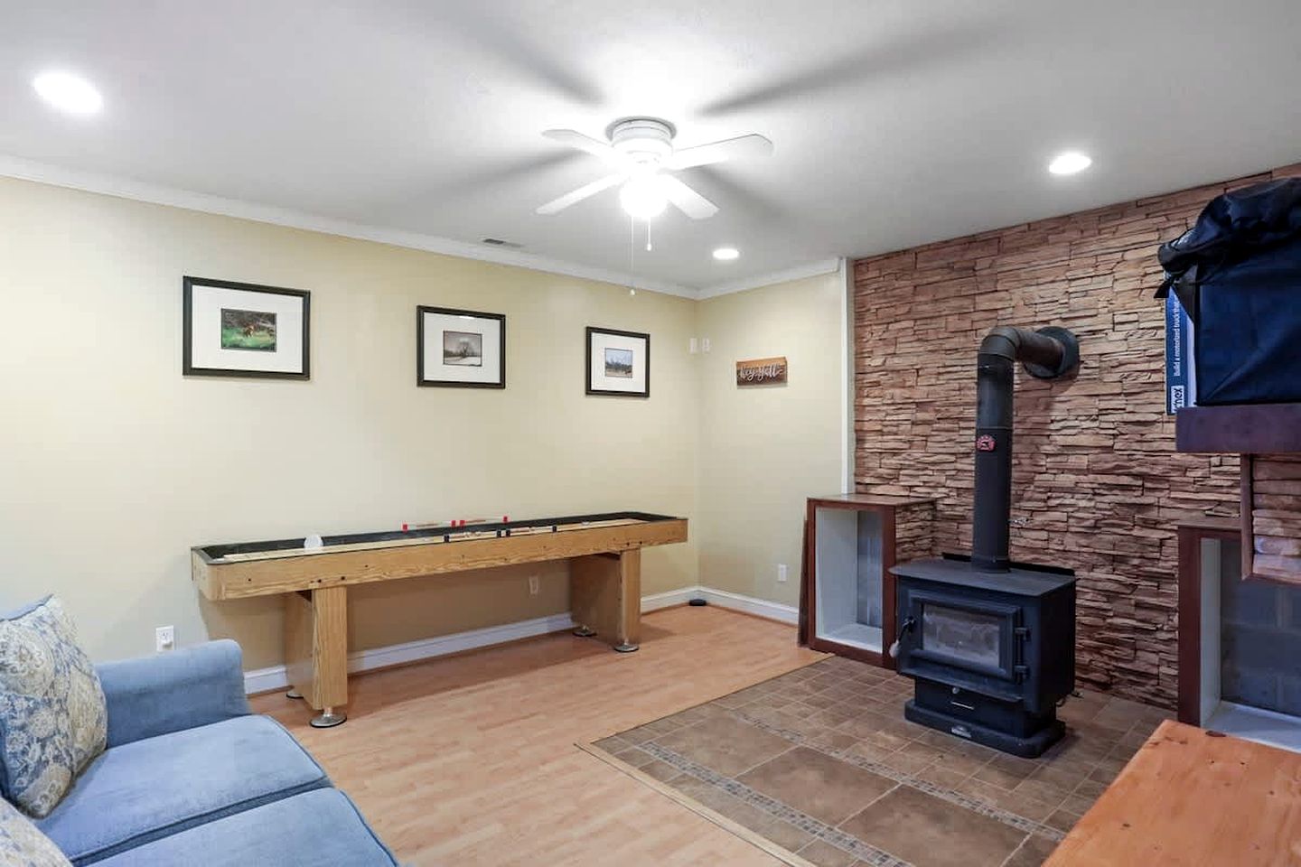 Family Sized Cabin with Hot Tub and Fire Pit near Cacapon Resort State Park, West Virginia