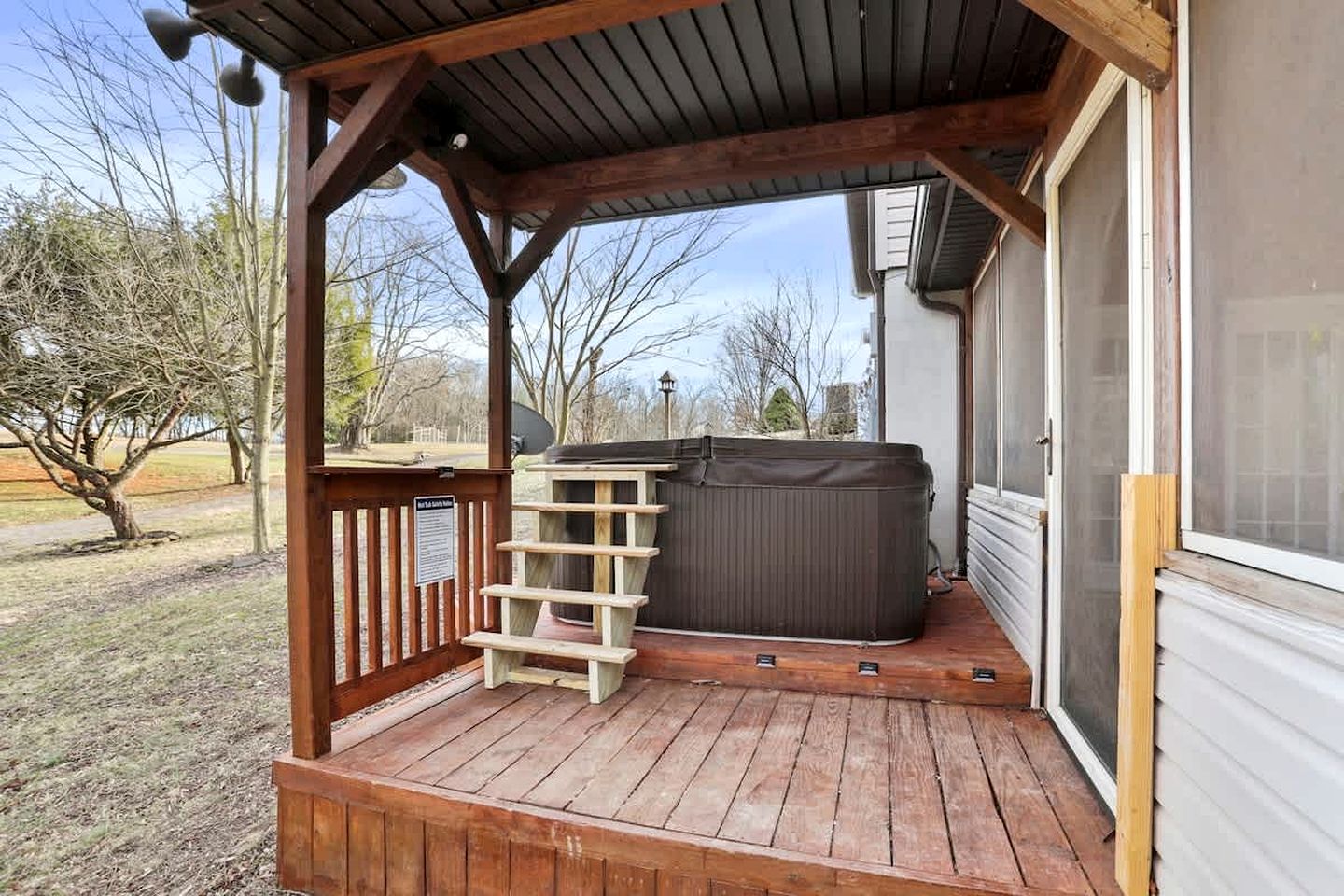 Family Sized Cabin with Hot Tub and Fire Pit near Cacapon Resort State Park, West Virginia