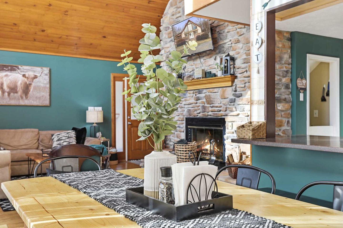 Family Sized Cabin with Hot Tub and Fire Pit near Cacapon Resort State Park, West Virginia