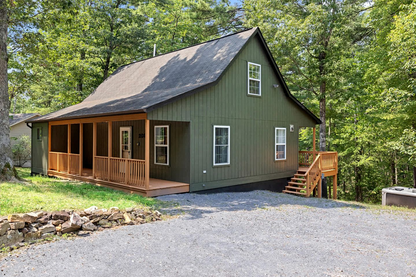 Gorgeous Cabin with Hot-tub and Fire Pit in Mount Jackson, Virginia
