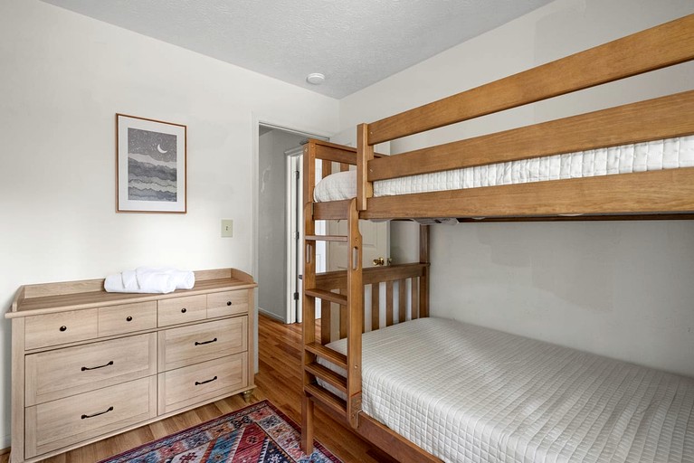 Cabins (United States of America, Mount Jackson, Virginia)