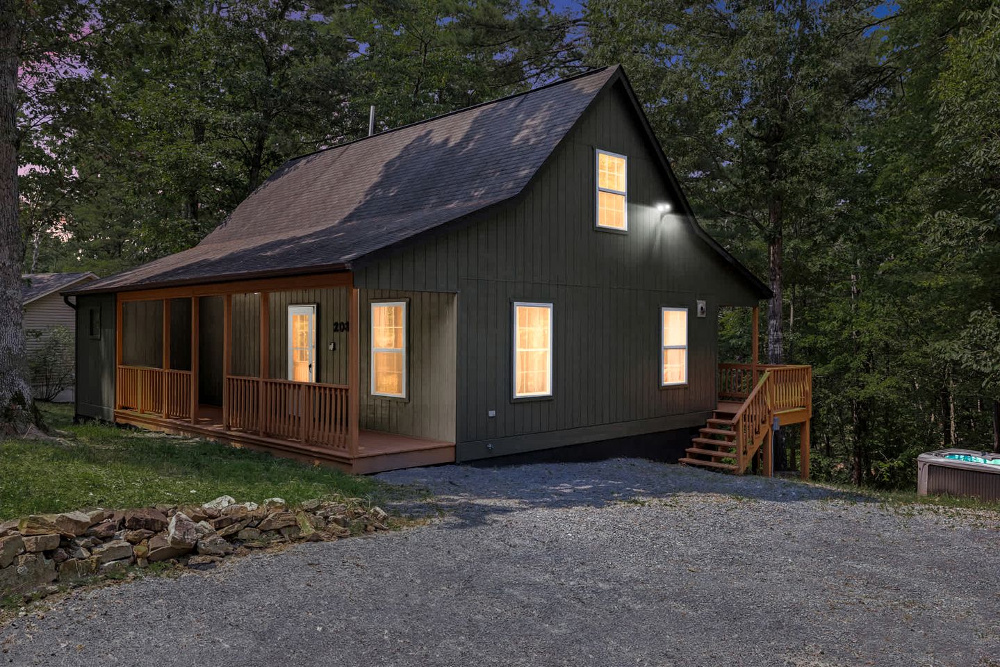 Gorgeous Cabin with Hot-tub and Fire Pit in Mount Jackson, Virginia