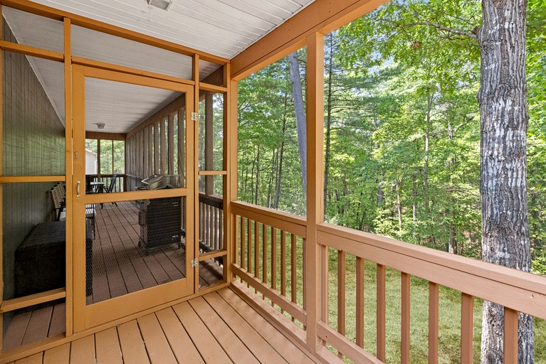 Cabins (United States of America, Mount Jackson, Virginia)