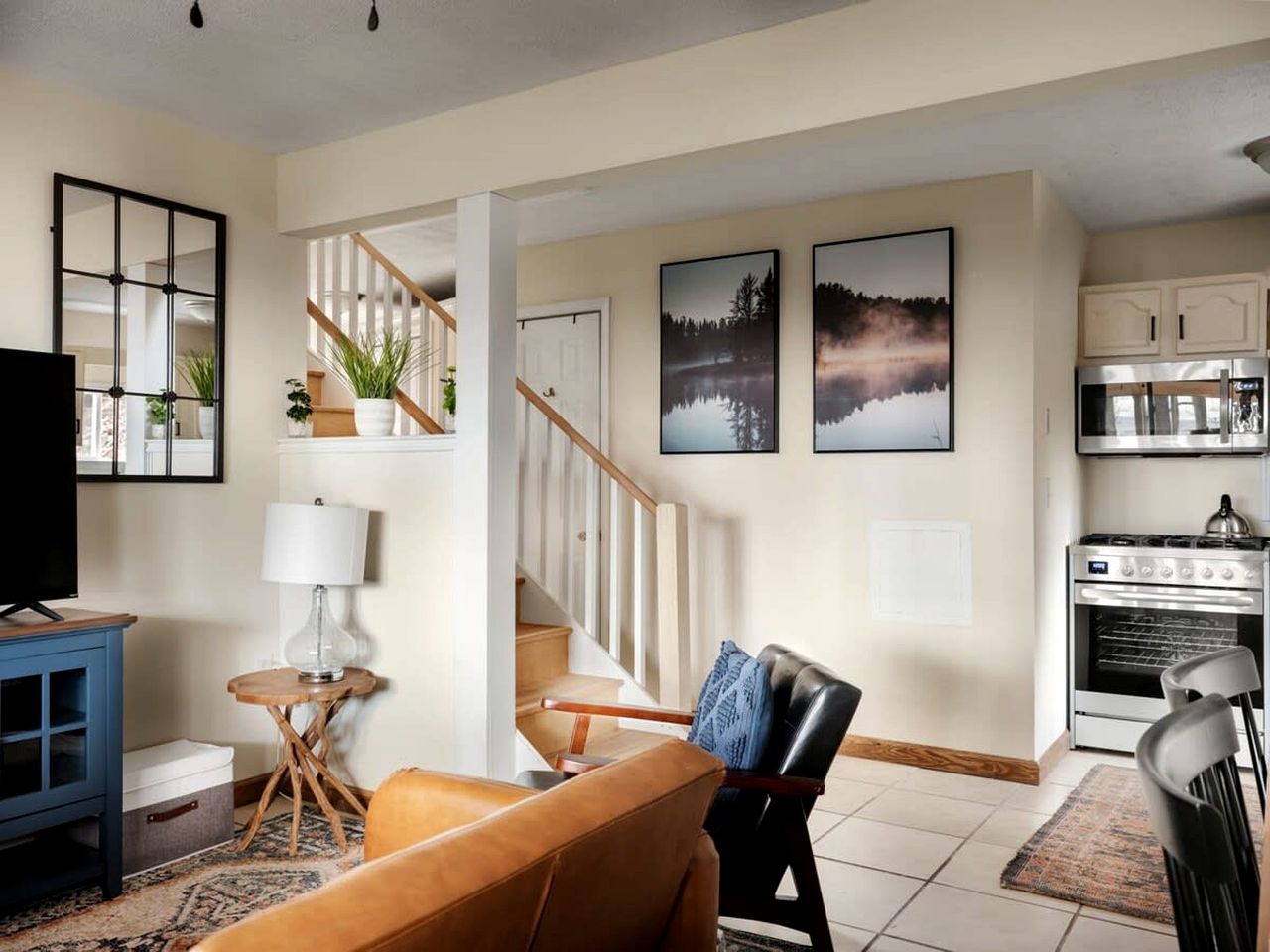 Modern Mountain Cottage with Hot Tub, Fire Pit Nestled in the Woods of Gerrardstown, WV