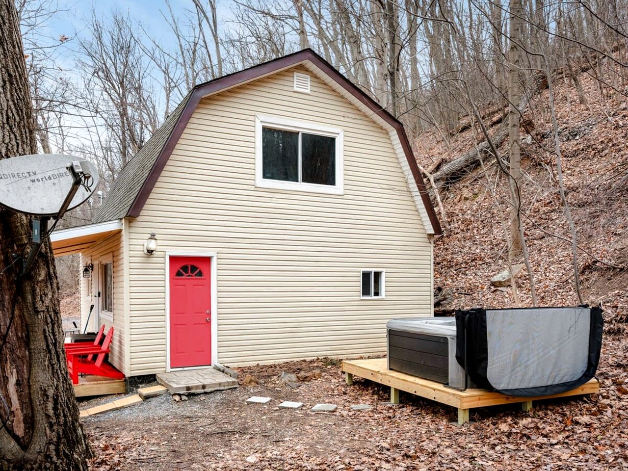Modern Mountain Cottage with Hot Tub, Fire Pit Nestled in the Woods of Gerrardstown, WV