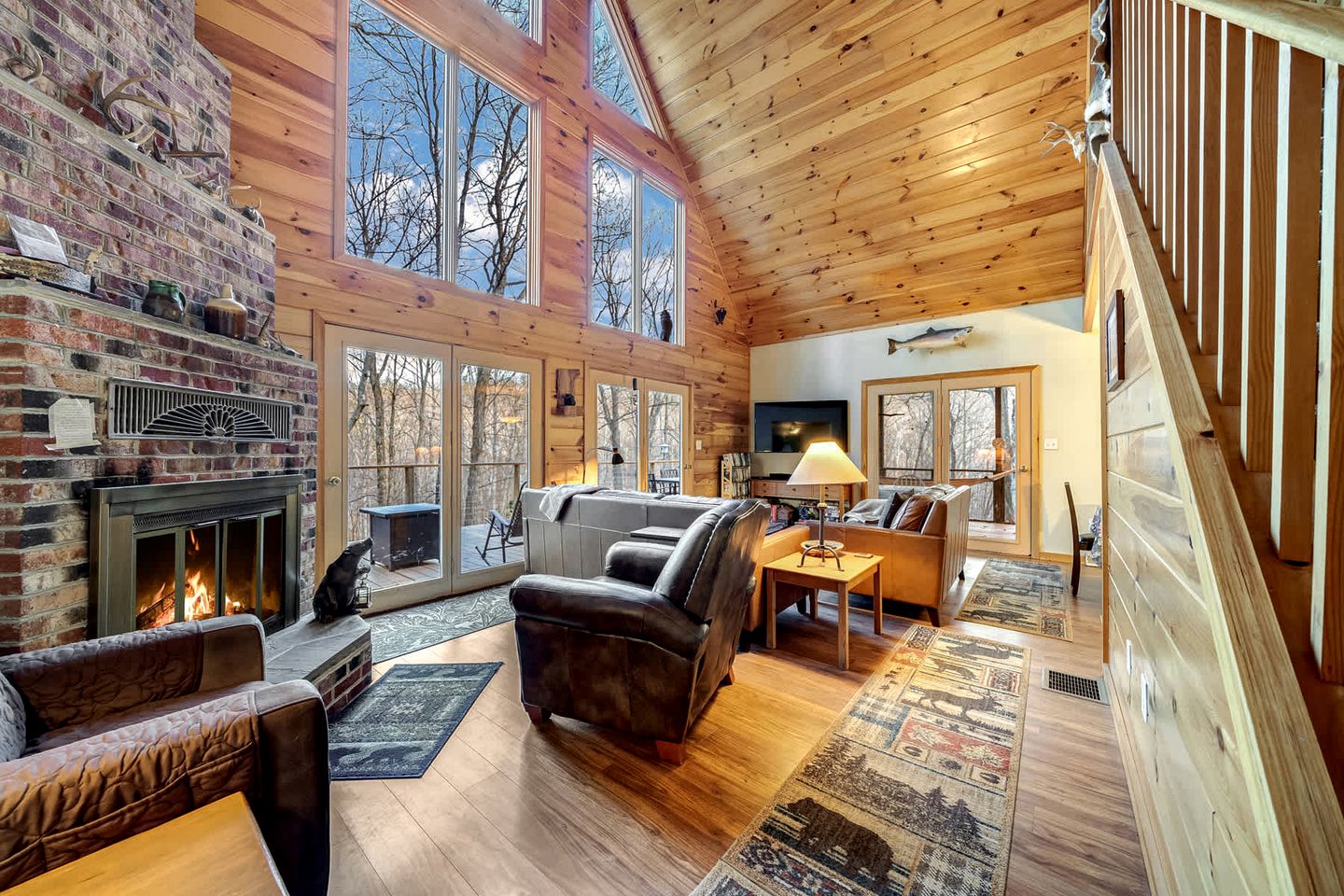 Inviting and Cozy Log Cabin with Hot Tub and Fire Pit near the Historic Downtown Berkeley Springs, West Virginia