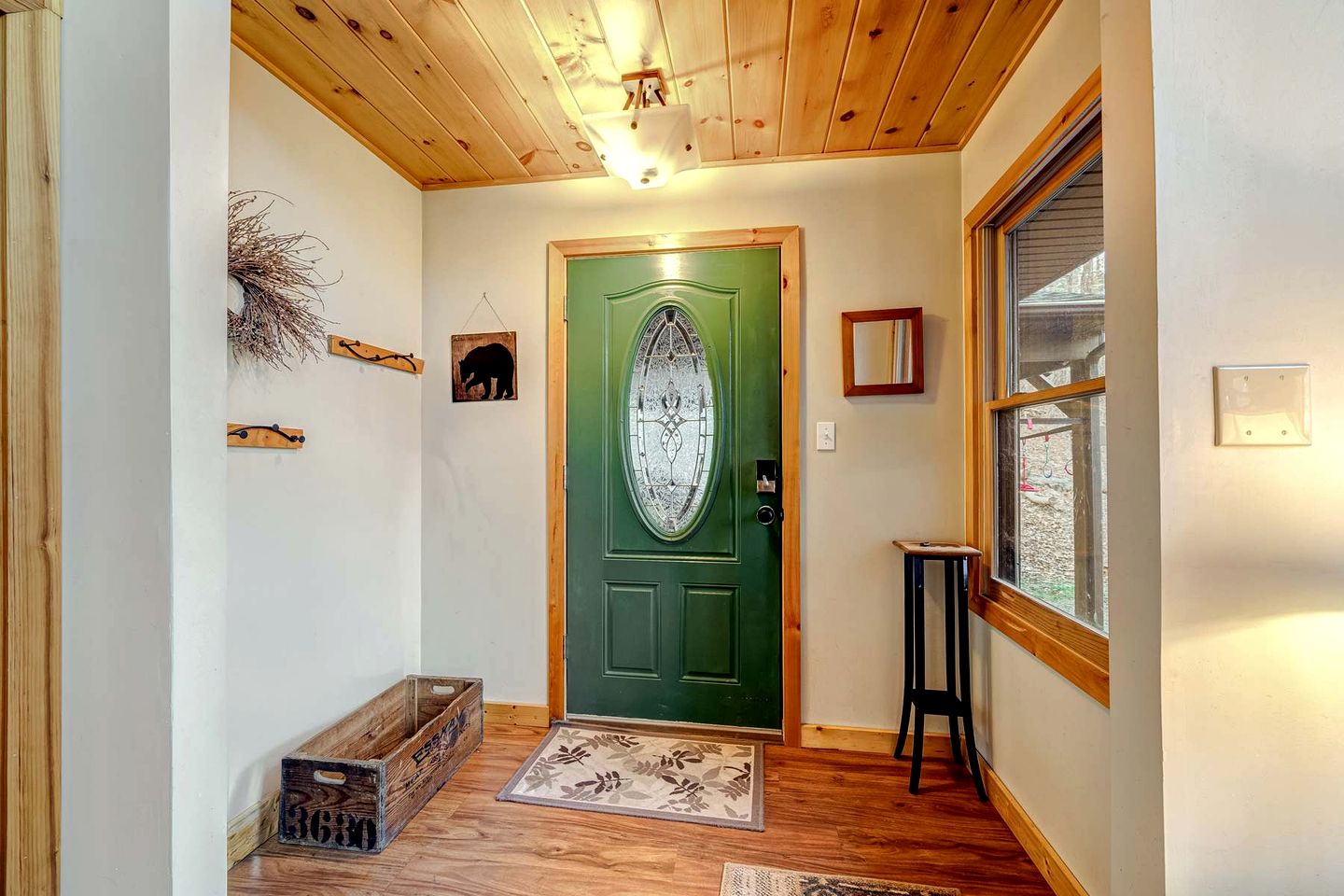 Inviting and Cozy Log Cabin with Hot Tub and Fire Pit near the Historic Downtown Berkeley Springs, West Virginia