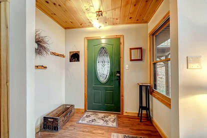 Inviting and Cozy Log Cabin with Hot Tub and Fire Pit near the Historic Downtown Berkeley Springs, West Virginia