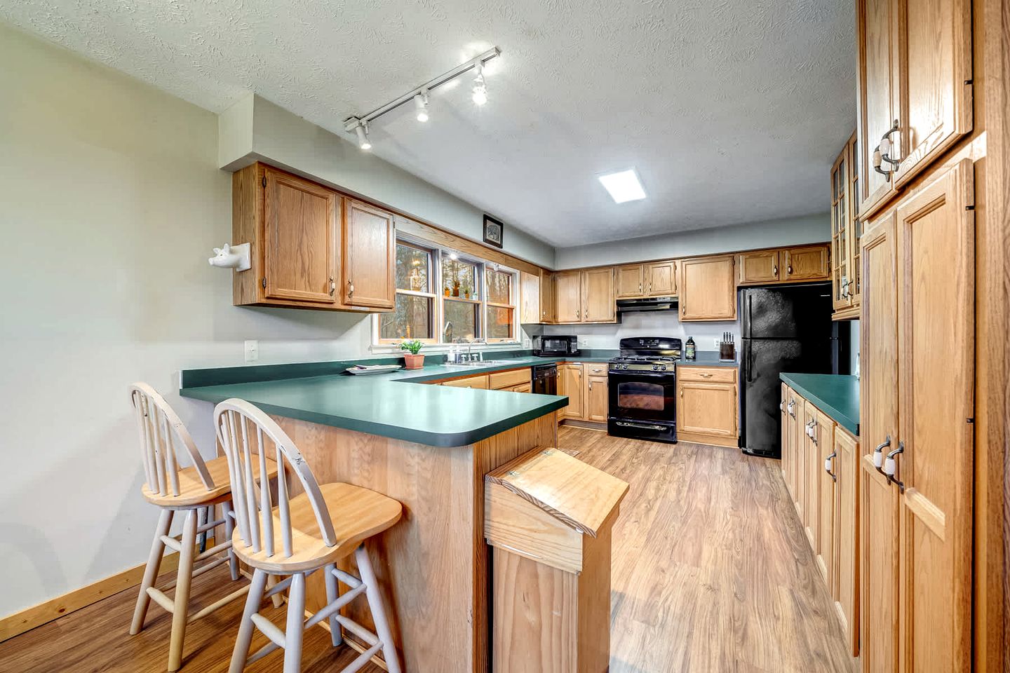 Inviting and Cozy Log Cabin with Hot Tub and Fire Pit near the Historic Downtown Berkeley Springs, West Virginia